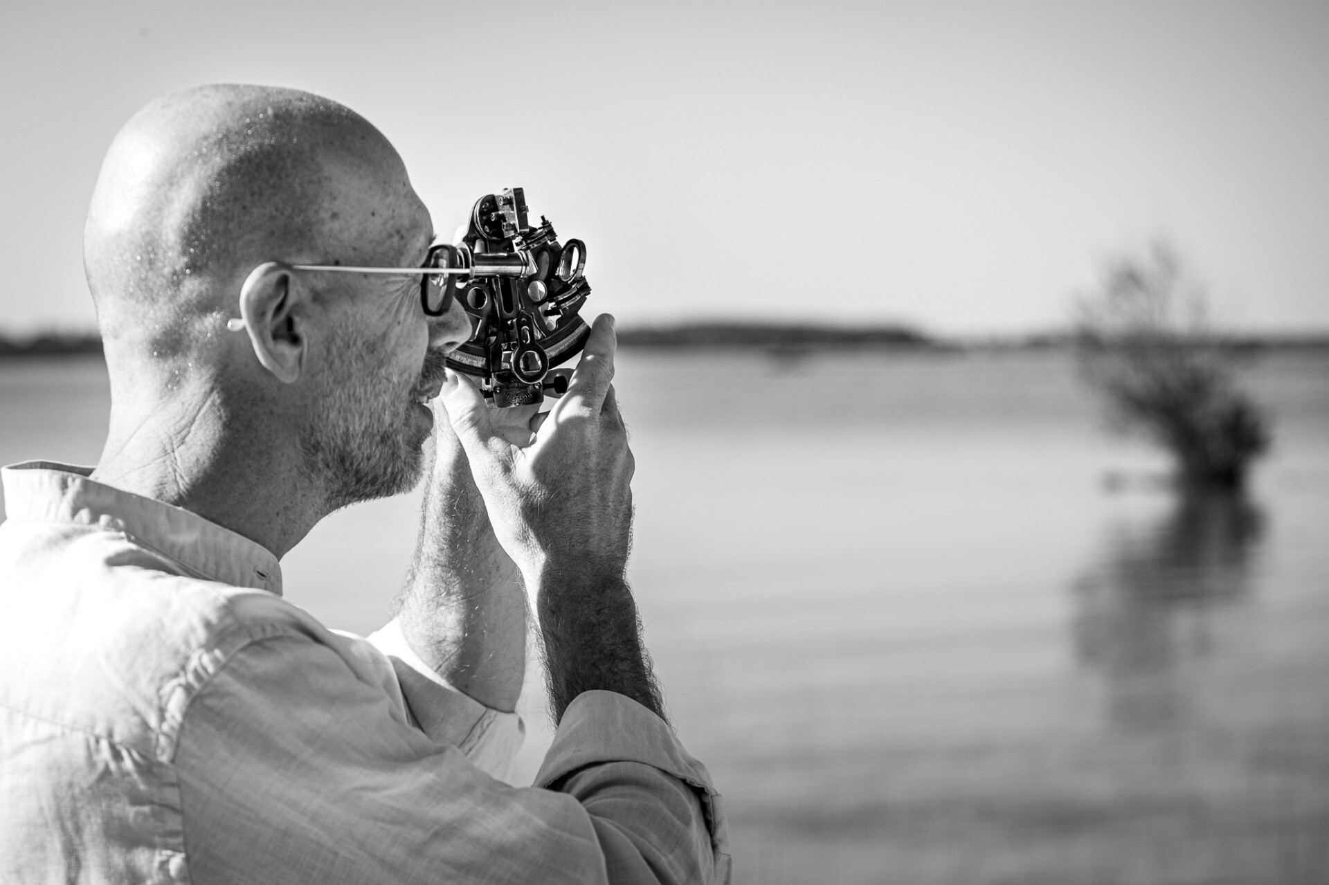 Jérôme Roussel observant l'horizon avec un sextant